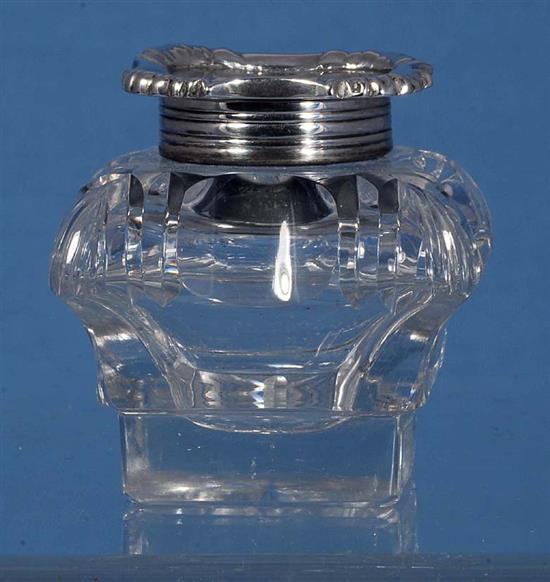 A Victorian silver inkstand, by Edward Barnards & Sons, length approx. 189mm, weight 7.3oz/230grms.